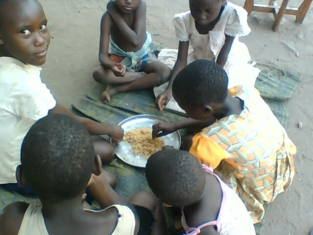 crazylister-orphans-eating-rice